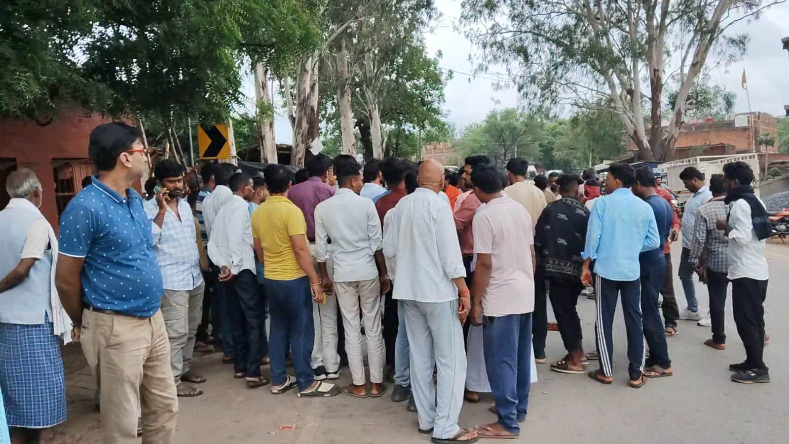बभनी स्टेट बैंक के पास घटनास्थल पर जुटी ग्रामीणों की भीड़। संवाद