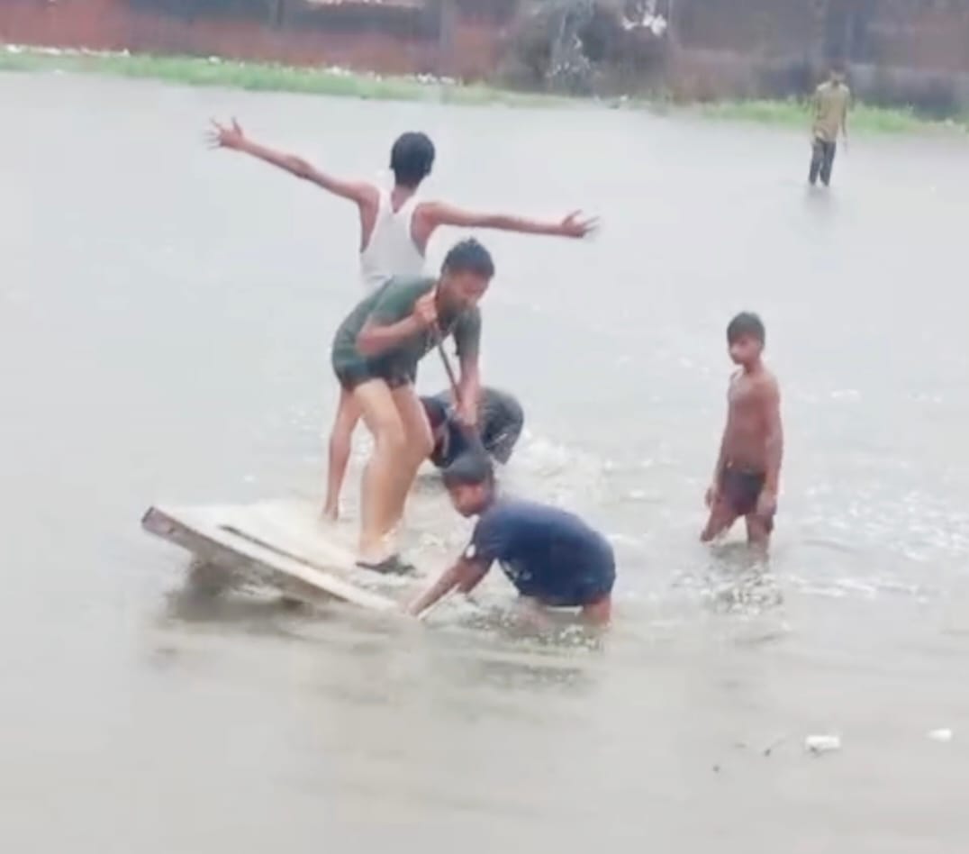 Wheels grind to a halt on the Pauri road; Solani river in spate.