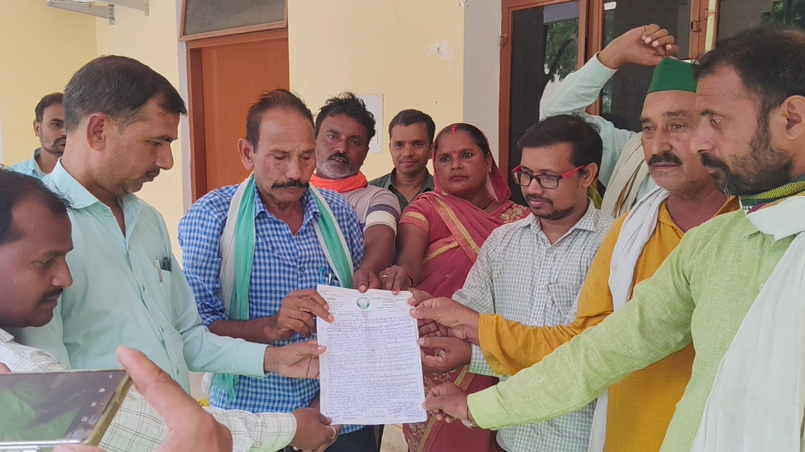 बाजारशुकुल ब्लॉक परिसर में एडीओ पंचायत को ज्ञापन देते भाकियू पदाधिकारी। स्रोत: संगठन