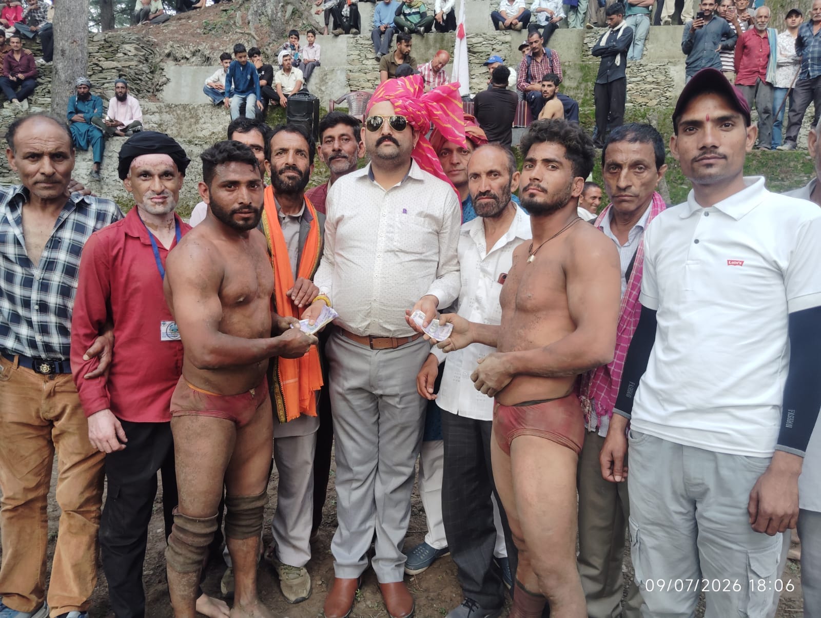 बनी के सिरनु गांव में दंगल शुरू करवाते आयोजक। स्रोत आयोजक