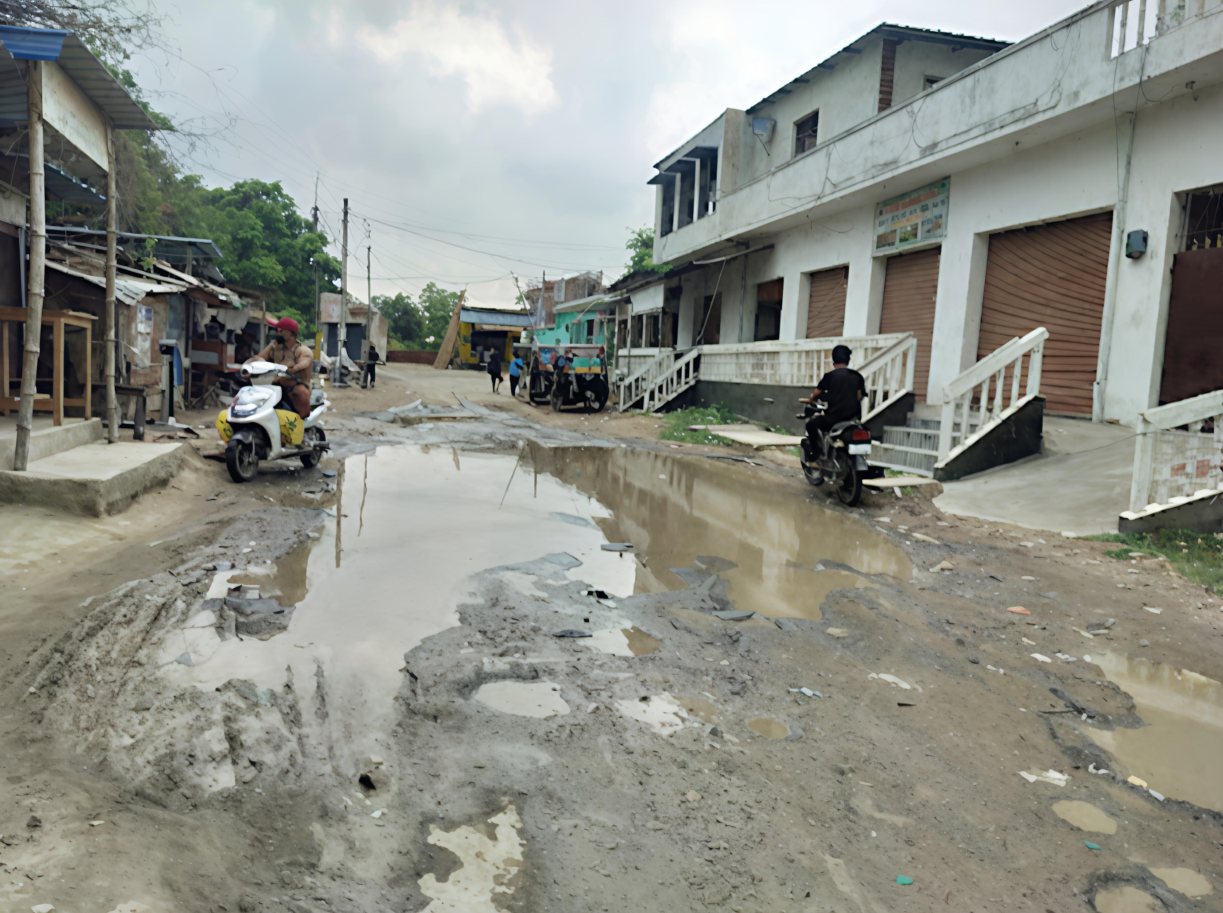 बरसात में  शमशाबाद दतौली  मार्ग पर जल जमाव से आवागमन में हो रही परेशानी।संवाद