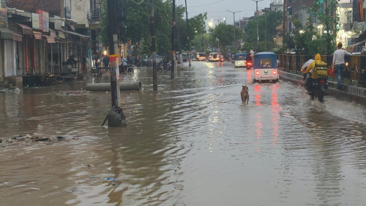 Rain causes waterlogging on roads, people upset
