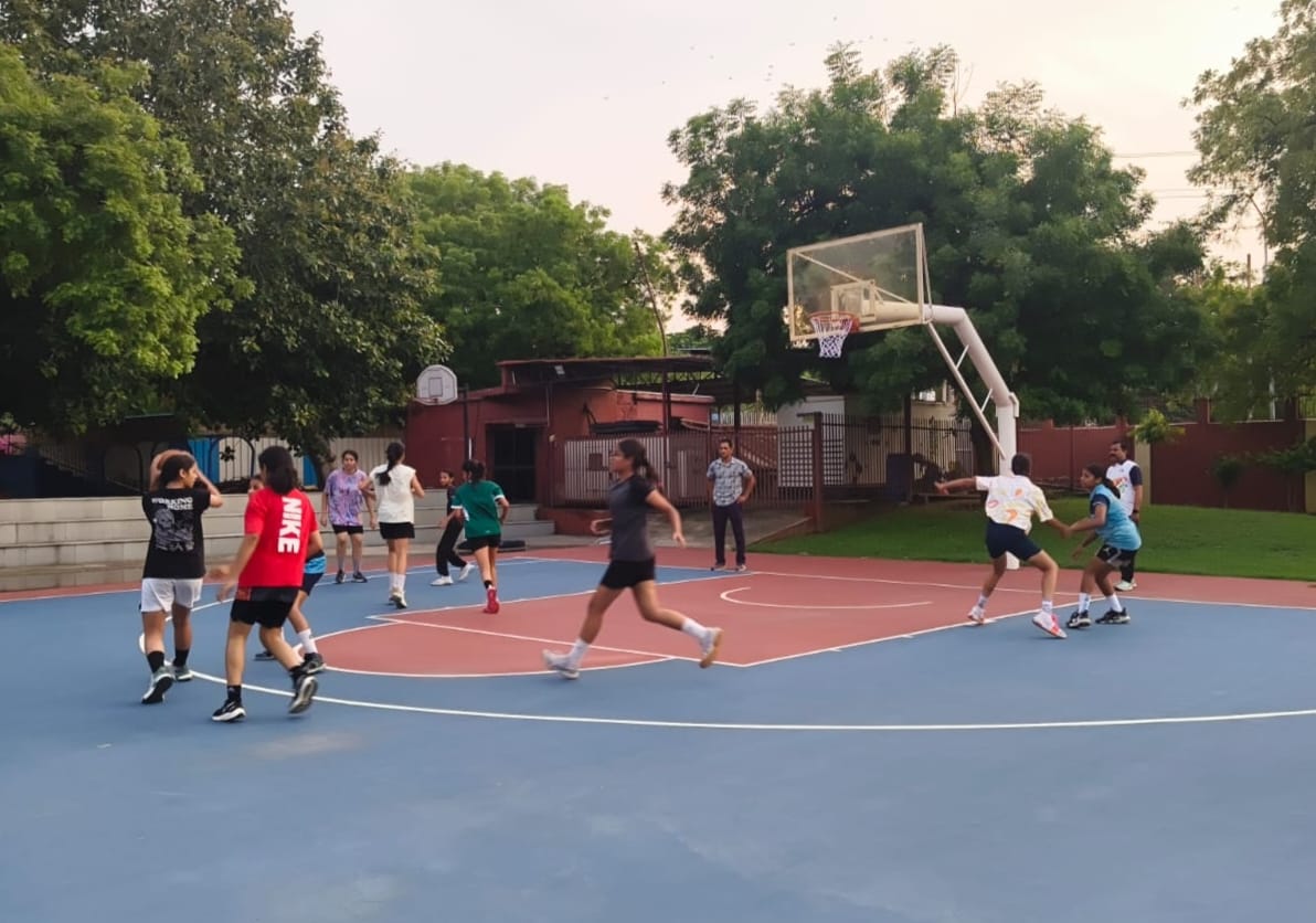 The youth basketball camp remained full of enthusiasm on the third day as well.