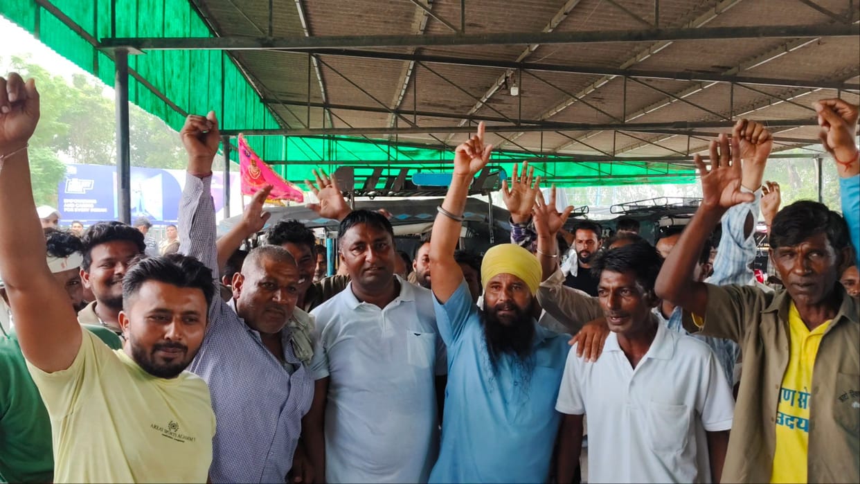 Auto-rickshaw drivers held a meeting and declared that Sanjeev Kumar would remain their president.
