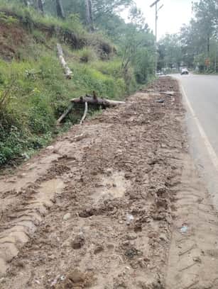 बिंद्राबन के पास खोदी गई सड़कस्त्रोत संवाद