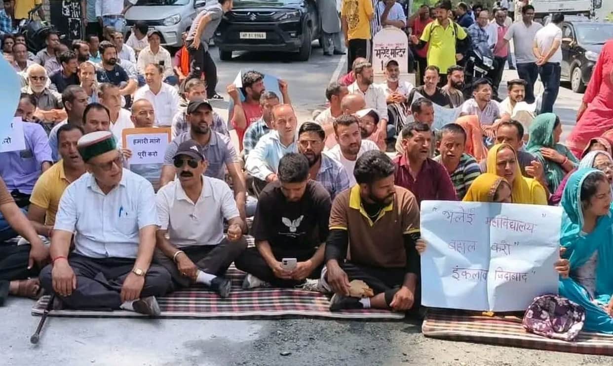 Outrage over Bhalei College merger; four-and-a-half-hour road blockade.