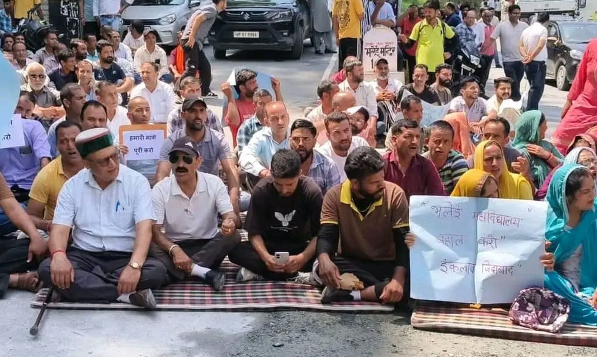 चंबा भलेई कॉलेज को बहाल करने की मांग को लेकर चक्का जाम करते ग्रामीण। संवाद