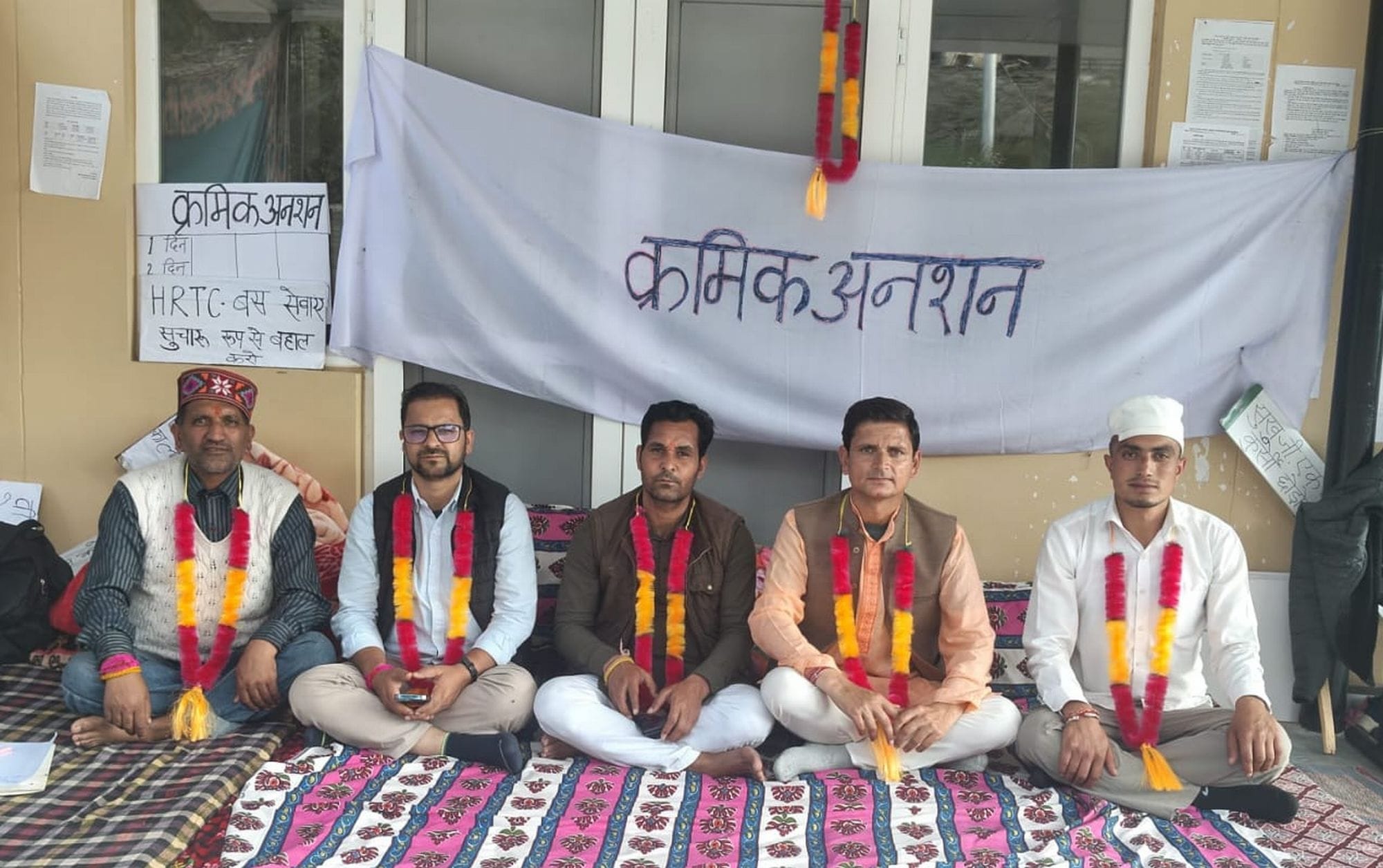 चंबा के पांगी में धरने पर बैठे लोग।संवाद
