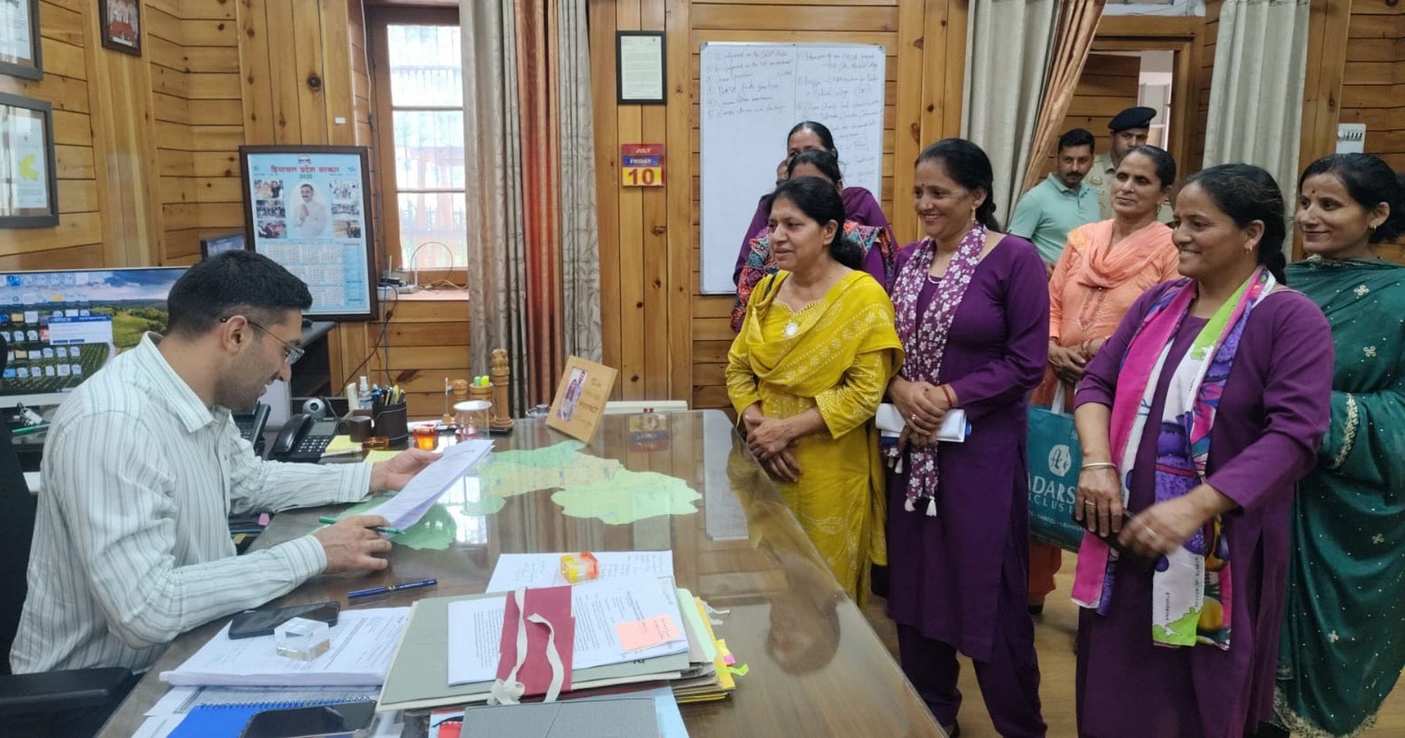चंबा उपायुक्त को अपनी मांगो बारे ज्ञापन सोंपती आंगनबाड़ी कार्यकर्ता और सहायिका।संवाद