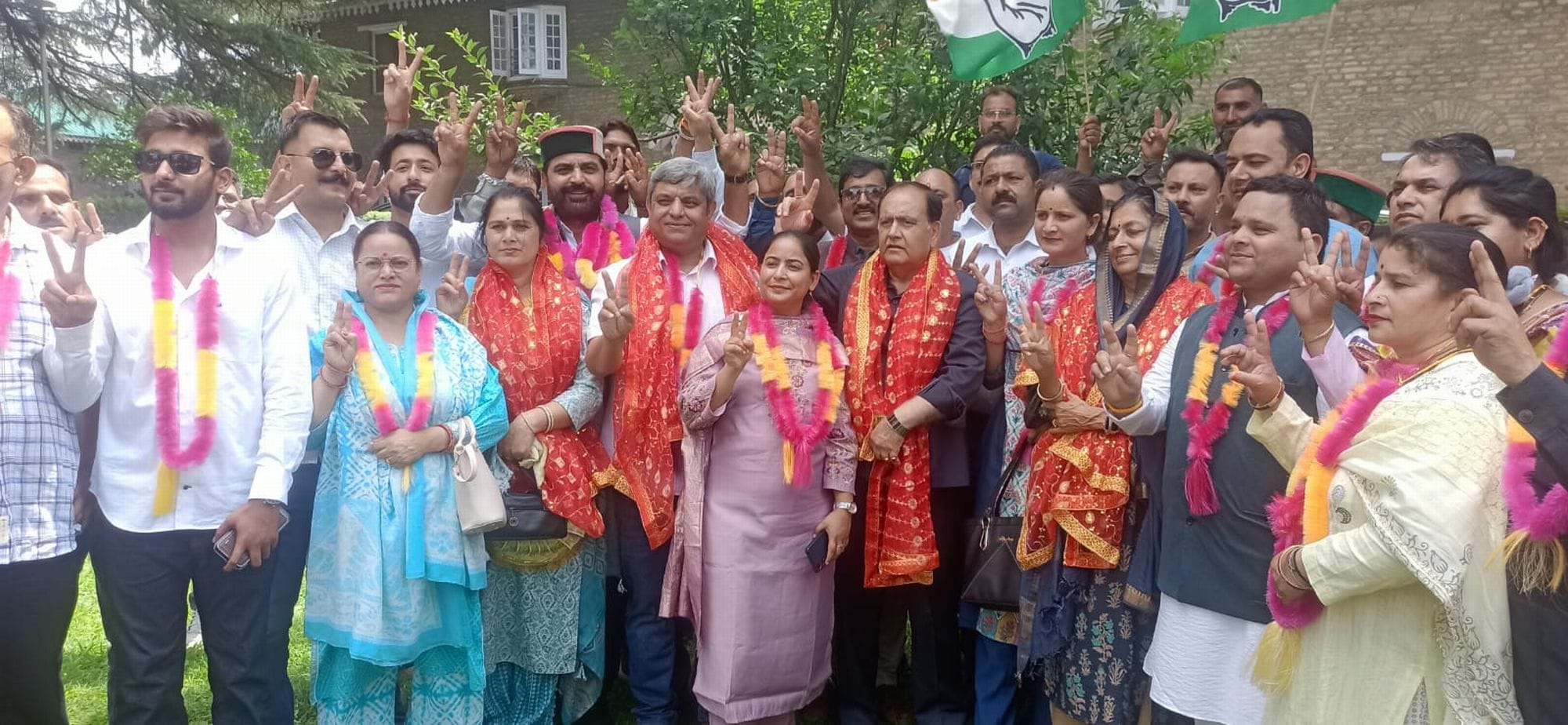 चंबा  विधानसभा अध्यक्ष के ओर अन्य के साथ जिला परिषद अध्यक्ष ओर उपाध्यक्ष ओर सदस्य ।संवाद