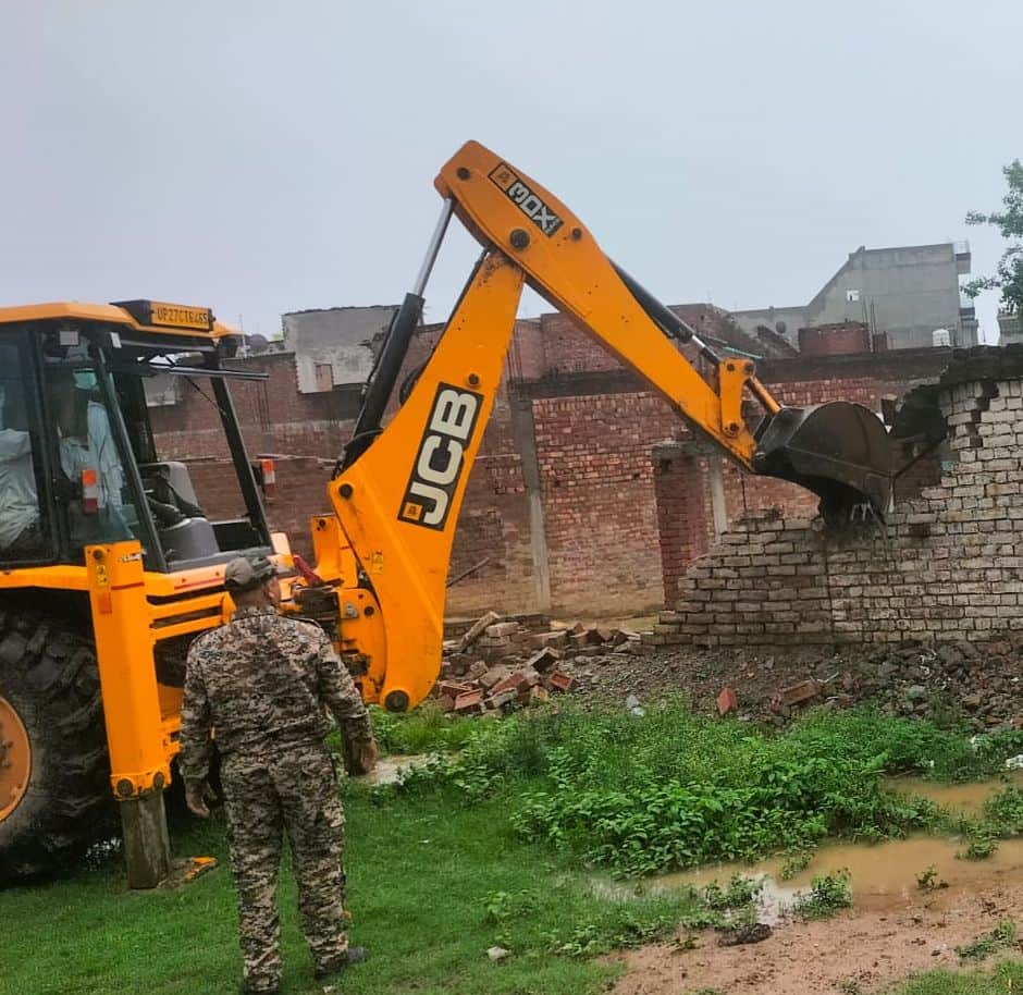 The Municipal Corporation cleared 3,000 square meters of land of encroachment in Chinaur.