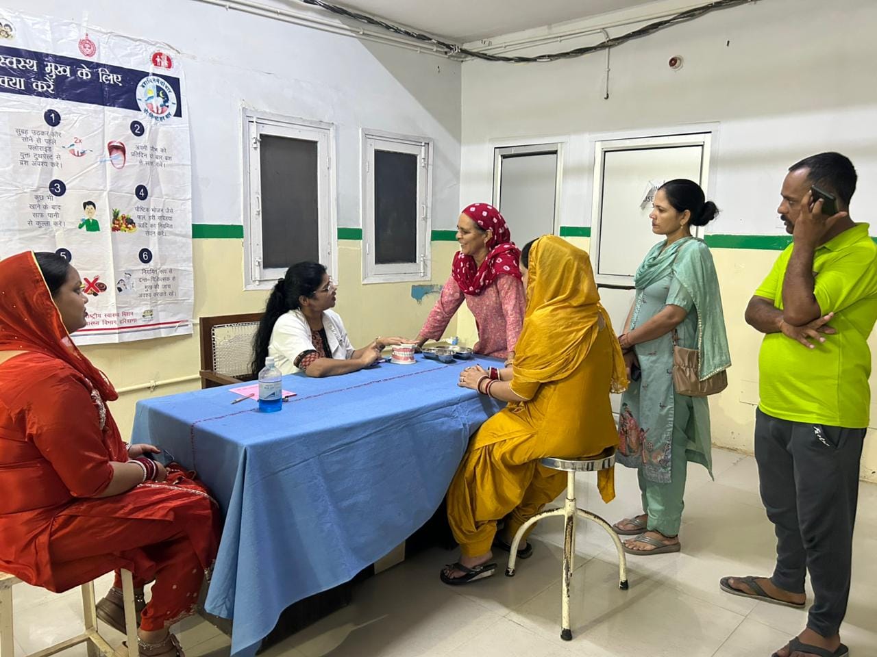 चौधरी बंसीलाल नागरिक अस्पताल में गर्भवती महिलाओं की दंत जांच करतीं डॉ. प्रीति। 