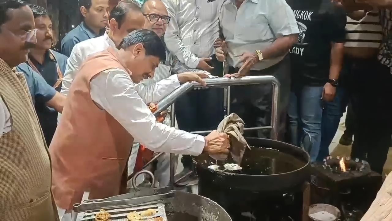 CM ने की बुलेट की सवारी, हाथ से बनाई जलेबी और चाय की चुस्की ली
