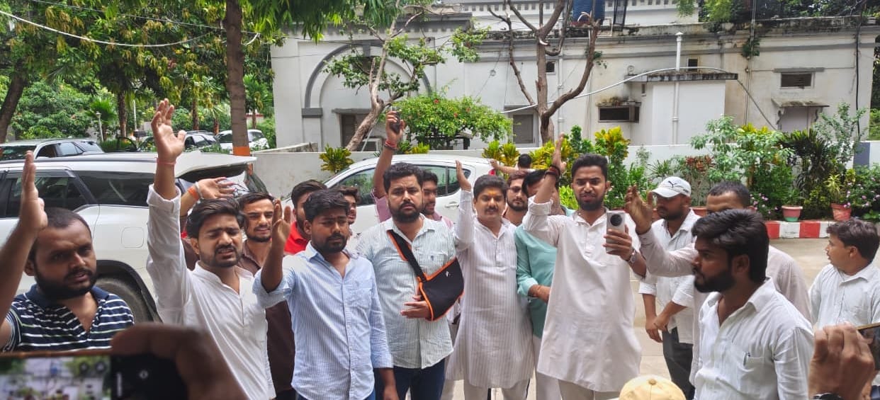 Congress leaders gheraoed Cabinet Minister Sanjay Nishad.