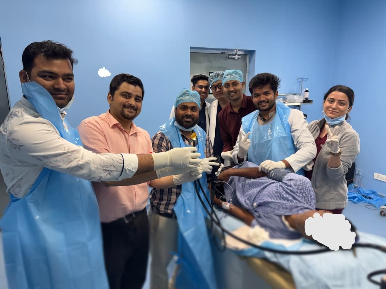 एम्स में मरीज के पेट में फंसी आम की गुठली को निकालने वाले डॉक्टरों की टीम। -स्रोत : एम्स