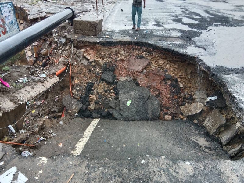 Section of old Khedi Bridge collapses; 15-foot-deep crater forms in Sector-89.