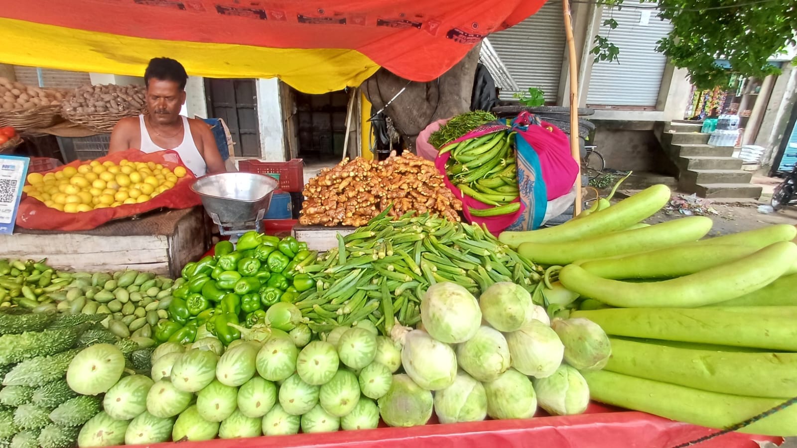 ठेले पर लगी सब्जियां