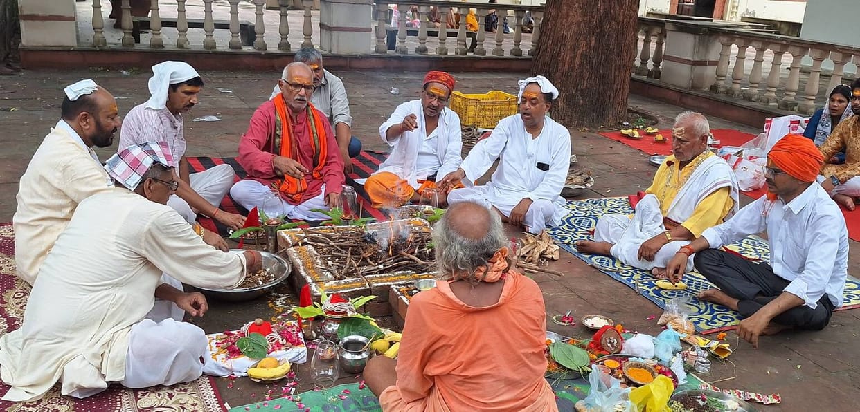 Havan and worship on the death anniversary of Rotiram Maharaj.
