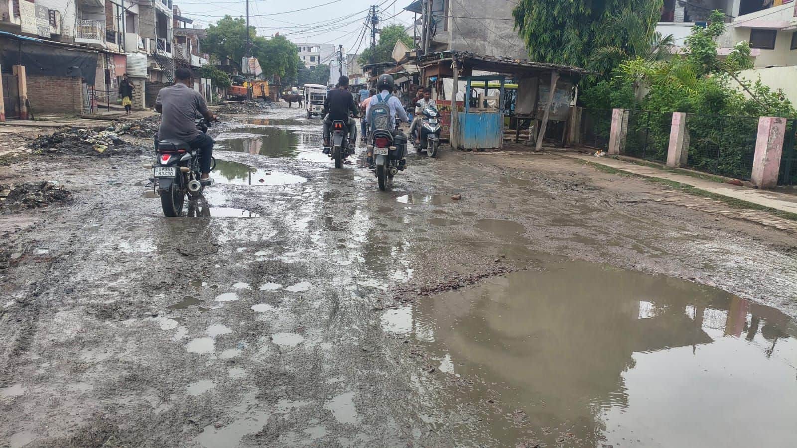 फोटो-24-लोकनगर से कब्बाखेड़ा जाने वाला खस्ताहाल मार्ग। संवाद