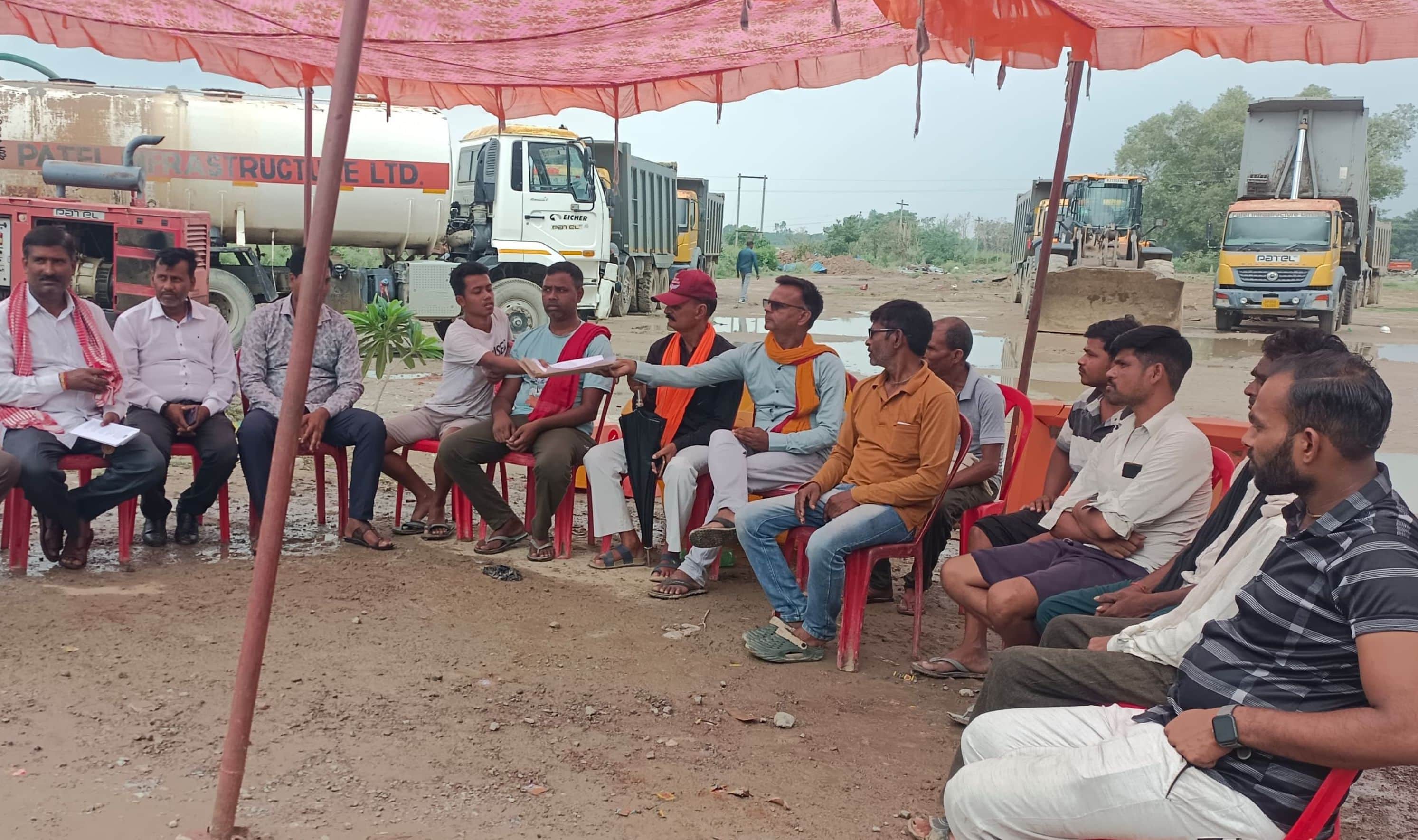फोटो-31- अस्थाई कार्यालय वाली भूमि पर टेंट लगाकर धरने पर बैठे किसान। संवाद