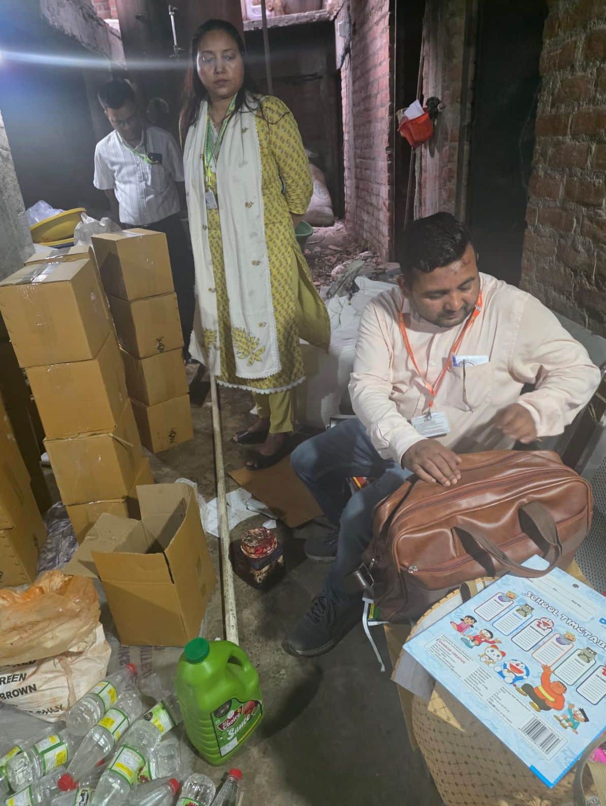 फोटो-33-कारखाने में जांच करती खाद्य एवं औषधि विभाग की टीम। स्रोत: कर्मचारी।