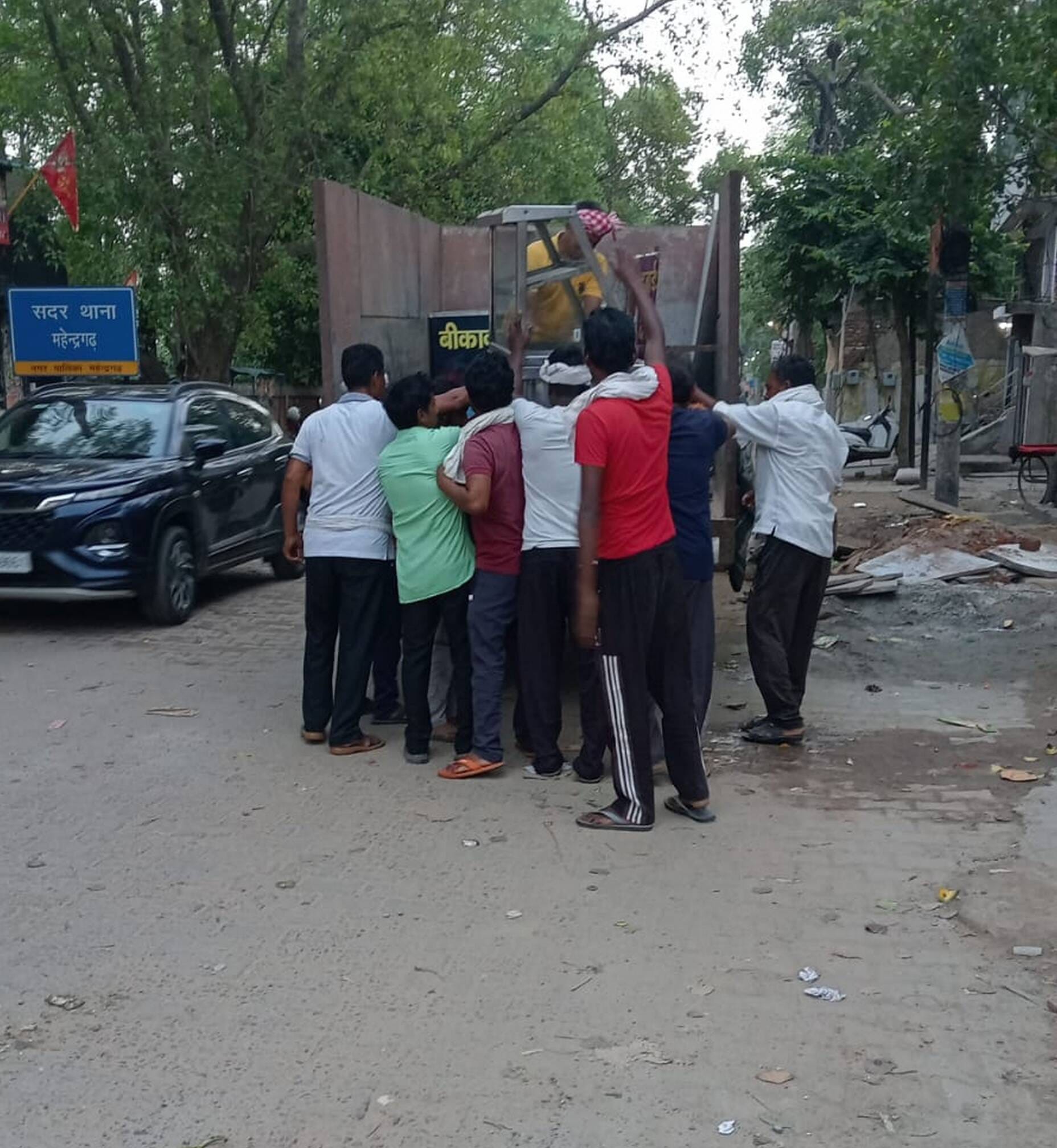 Crackdown on those encroaching on roads; over 10 shopkeepers and street vendors fined.