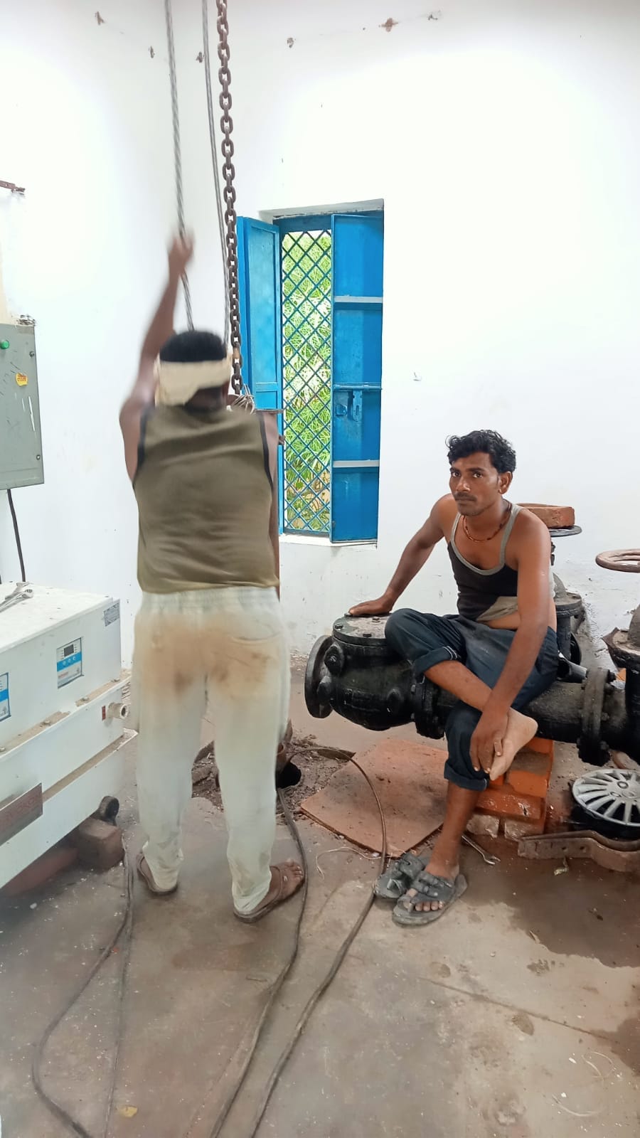 Hamirpur News: मोटर फुंकने से पेयजल संकट, हैंडपंप का सहारा