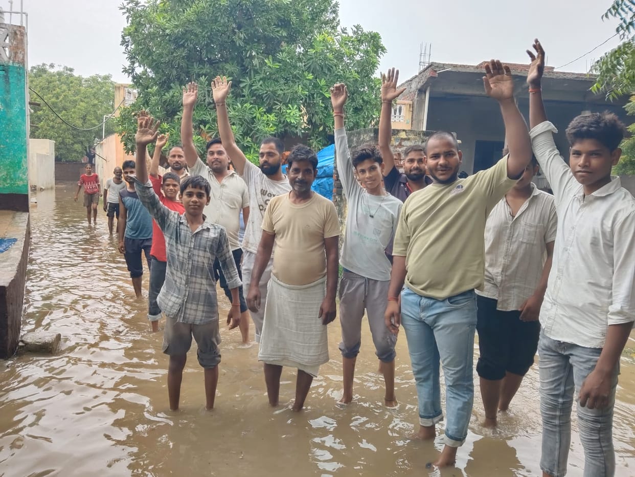 Garhi Gusain village submerged due to encroachment on the pond, water entered inside the houses.