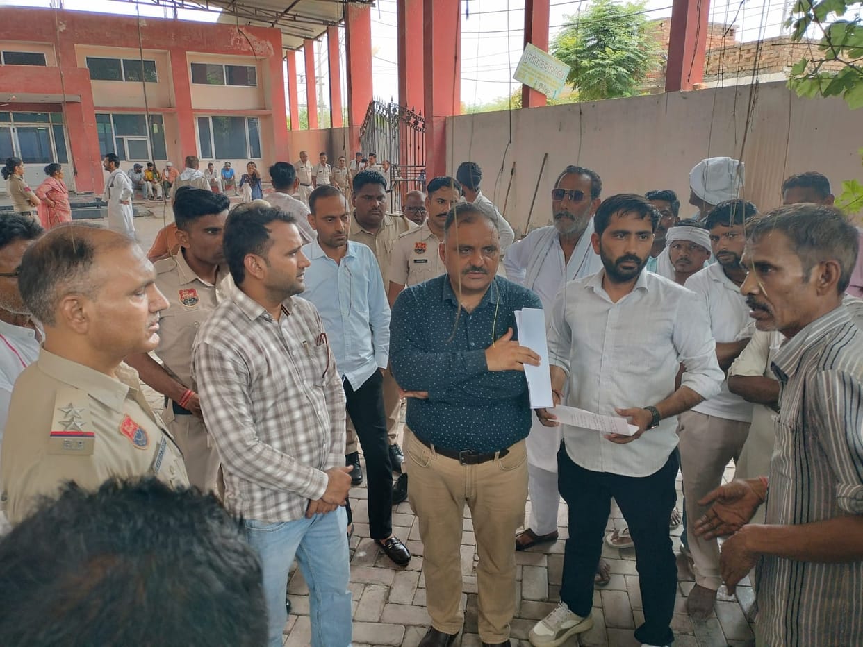 The team sent to remove encroachments from the Shakti Nagar Community Center returned.