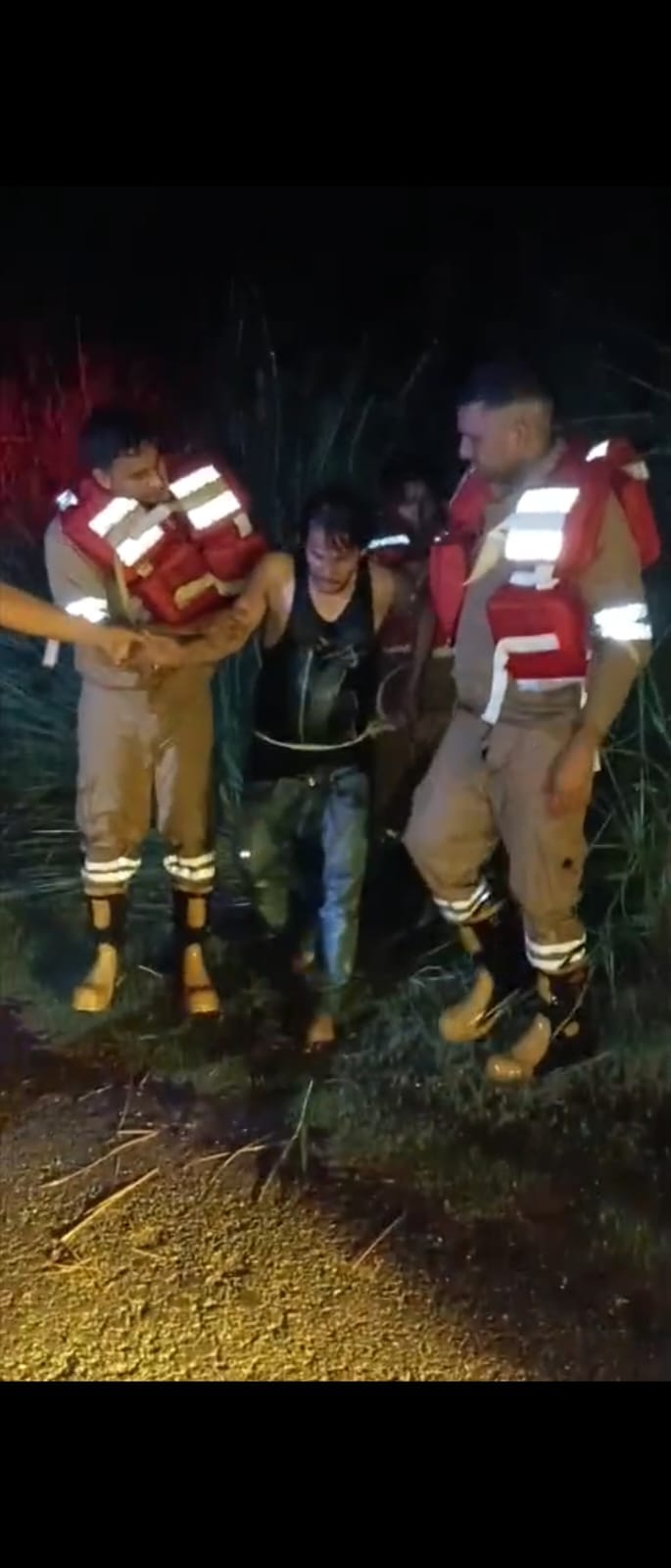 Car falls into canal from narrow bridge; driver's life saved thanks to quick thinking