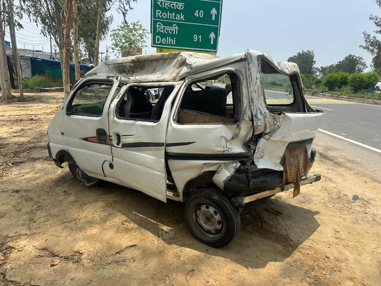 A speeding Brezza caused an Eeco to overturn multiple times; both drivers narrowly escaped.