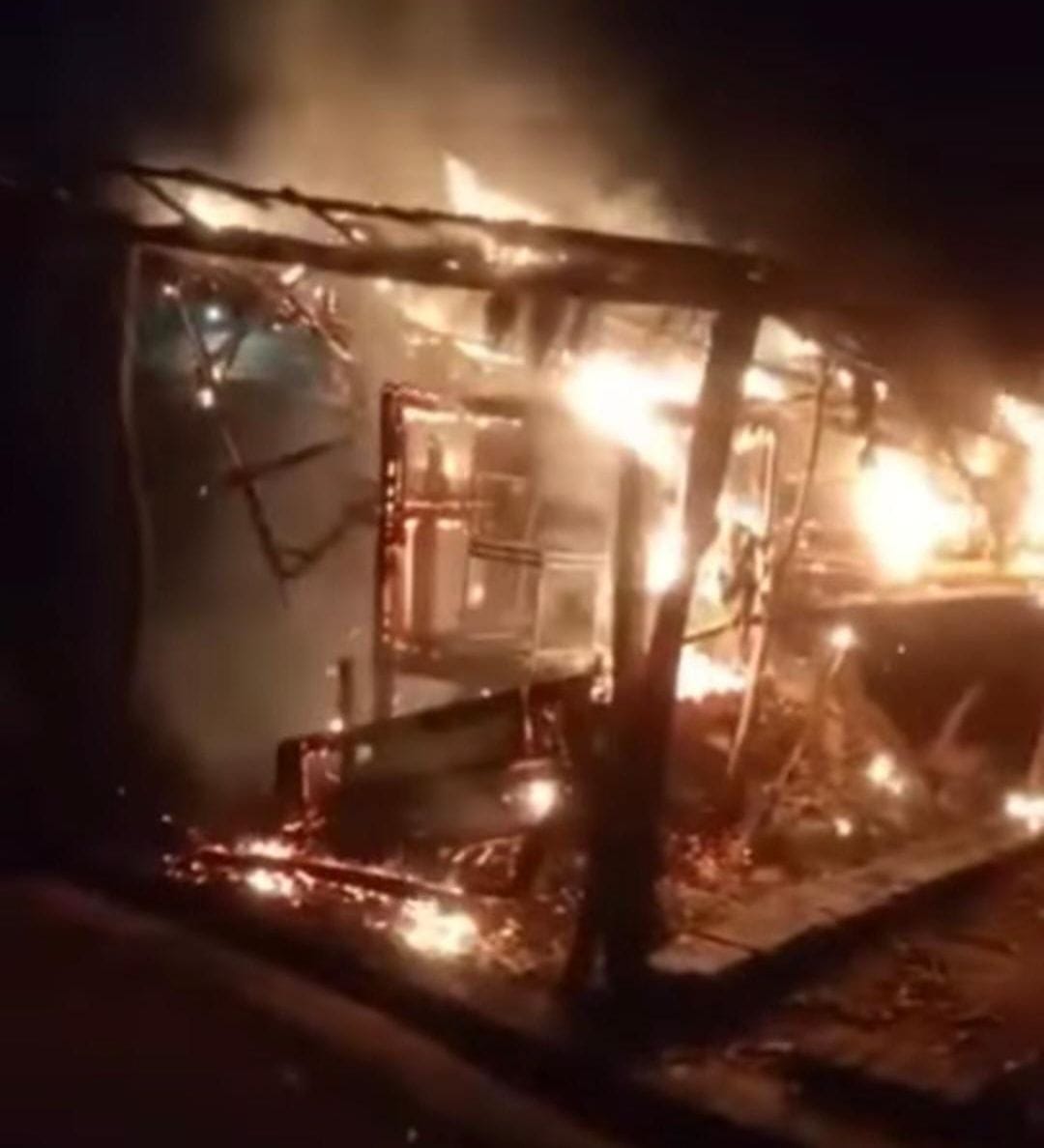 Fire set to kiosk, goods reduced to ashes