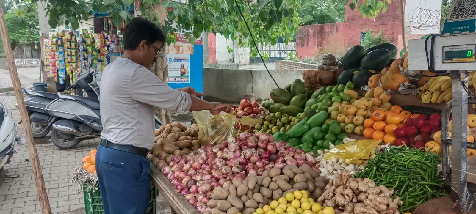 गणेश नगर में रेहड़ी से सब्जी की खरीदता ग्राहक। संवाद