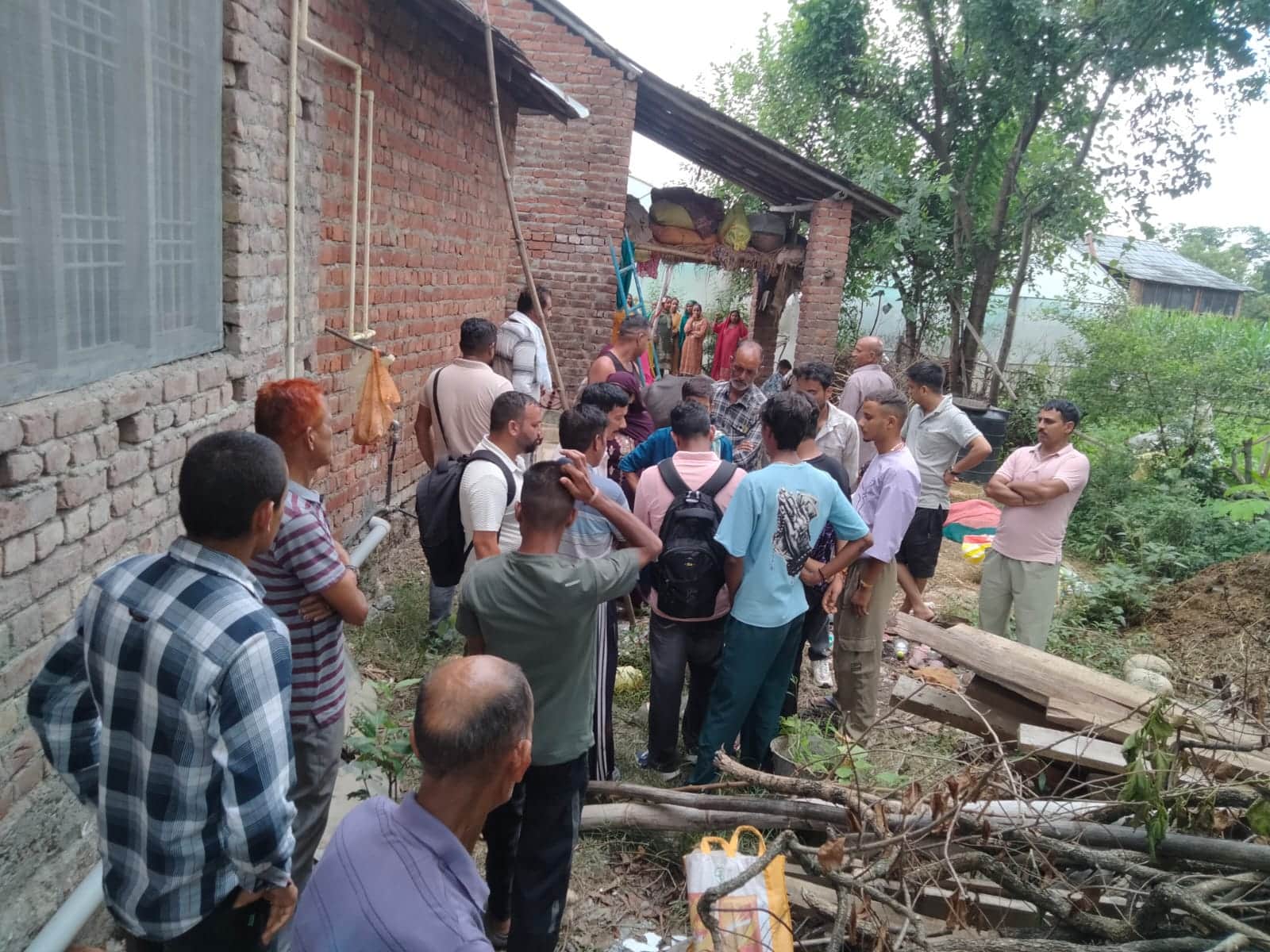 गांव इच्छी में लोगों की मौजूदगी में पैमाइश करतीं प्रशासनिक और तकनीक टीमें। -स्रोत : जागरूक पाठक