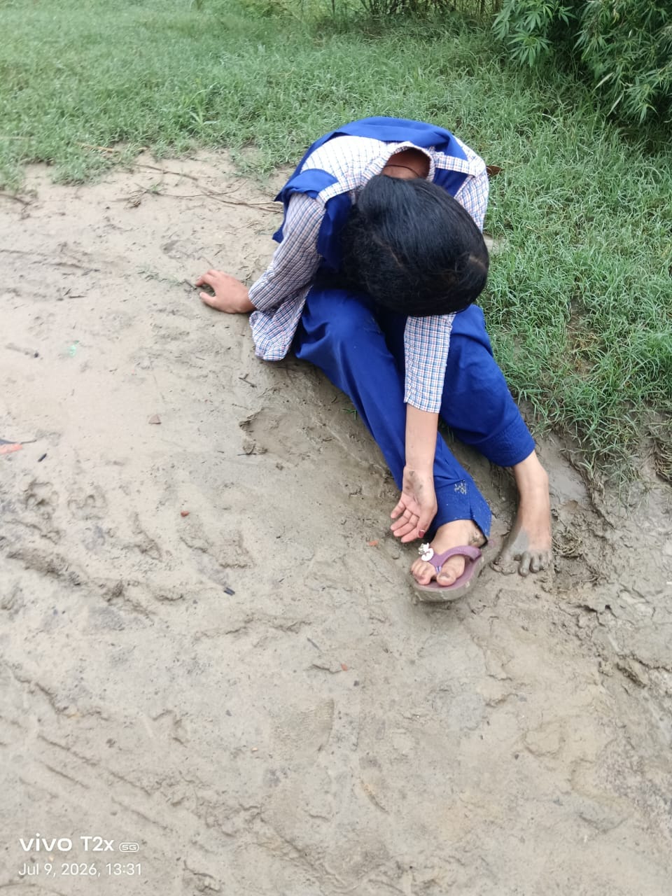 Muddy path to GIC; female students falling down.