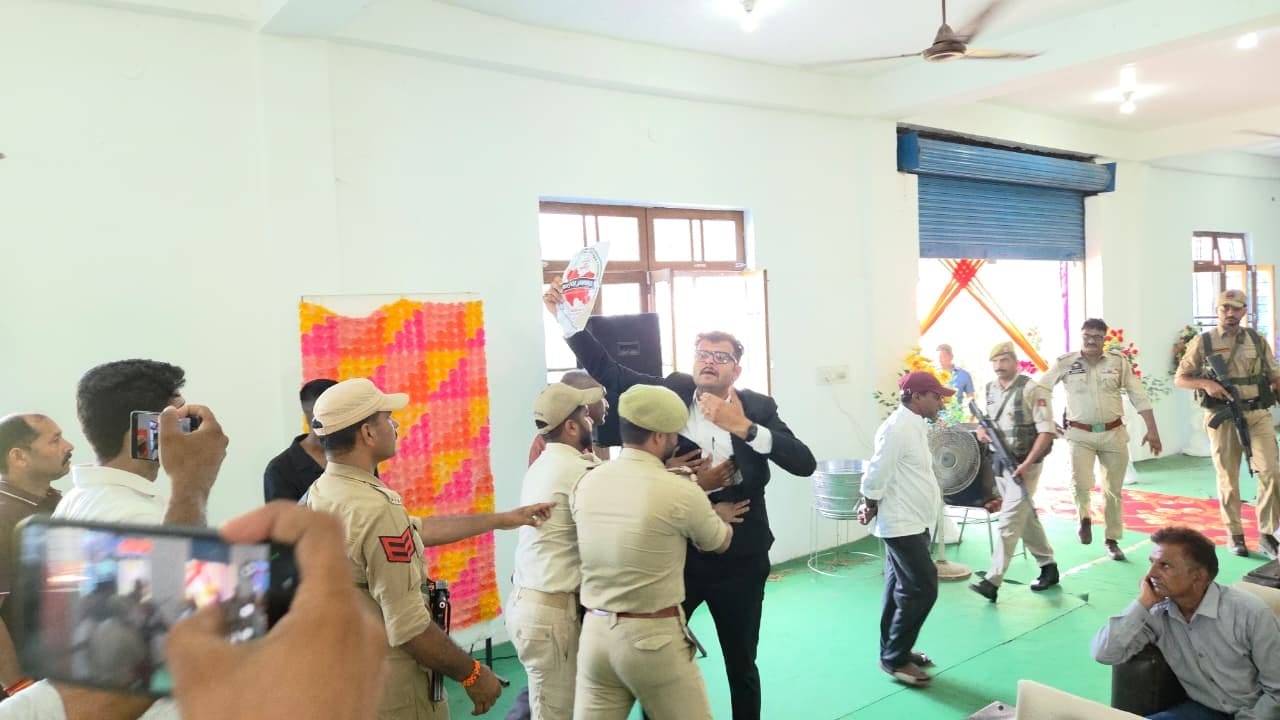 हीरानगर में उपमुख्यमंत्री को विरोध जताते हुए युवा अधिवक्ताजागरूक पाठक