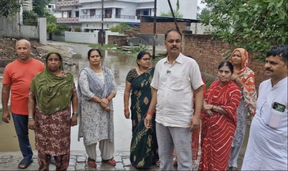 इंदिरा नगर में बृहस्पतिवार को जलभराव की समस्या को लेकर नगर पालिका के खिलाफ विरोध जताते कैबिनेट 