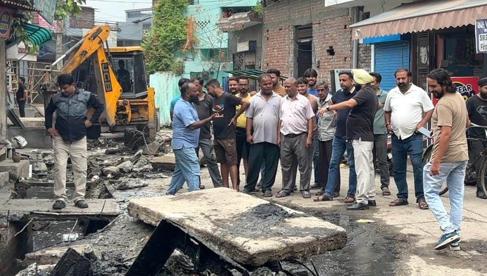 जगाधरी में नाले पर बनी स्लैब तुड़वाकर सफाई  करवाते दुकानदार। प्रवक्ता