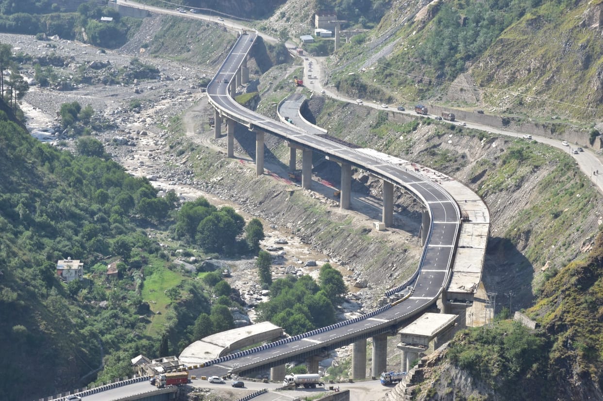 Rain and fog won't hinder highway travel; safety signs will be visible from 50 meters away.