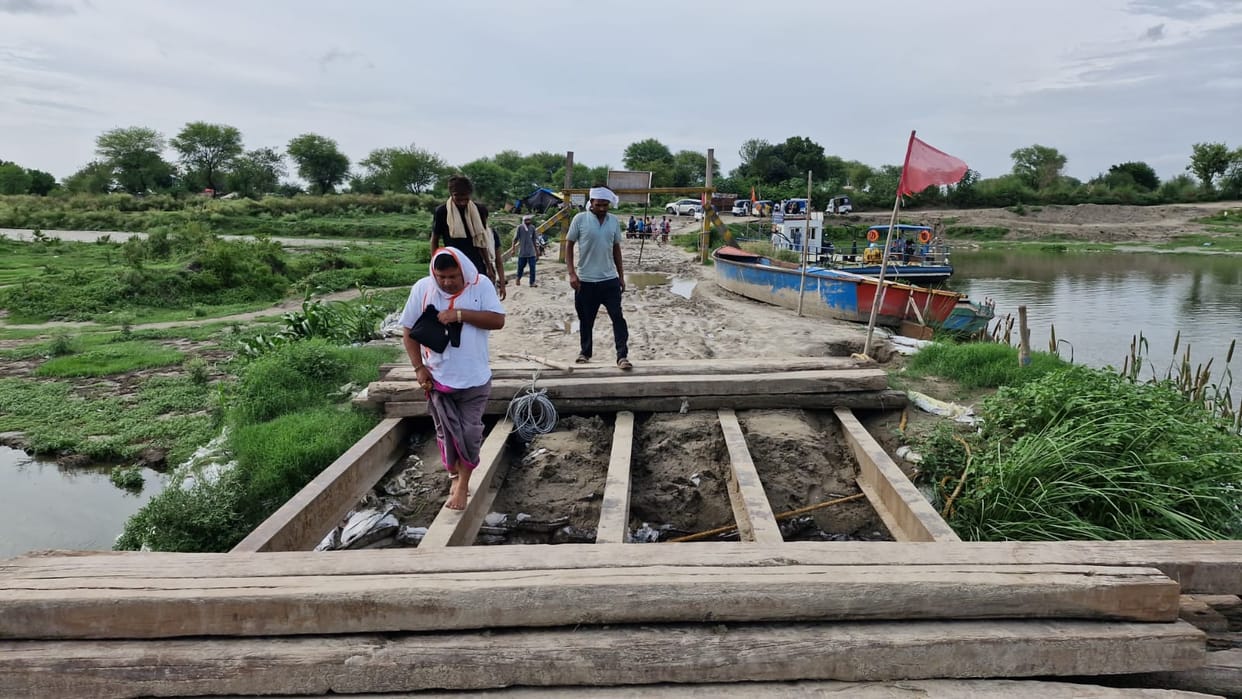 Dismantling of two pontoon bridges connecting Vrindavan to Mant begins