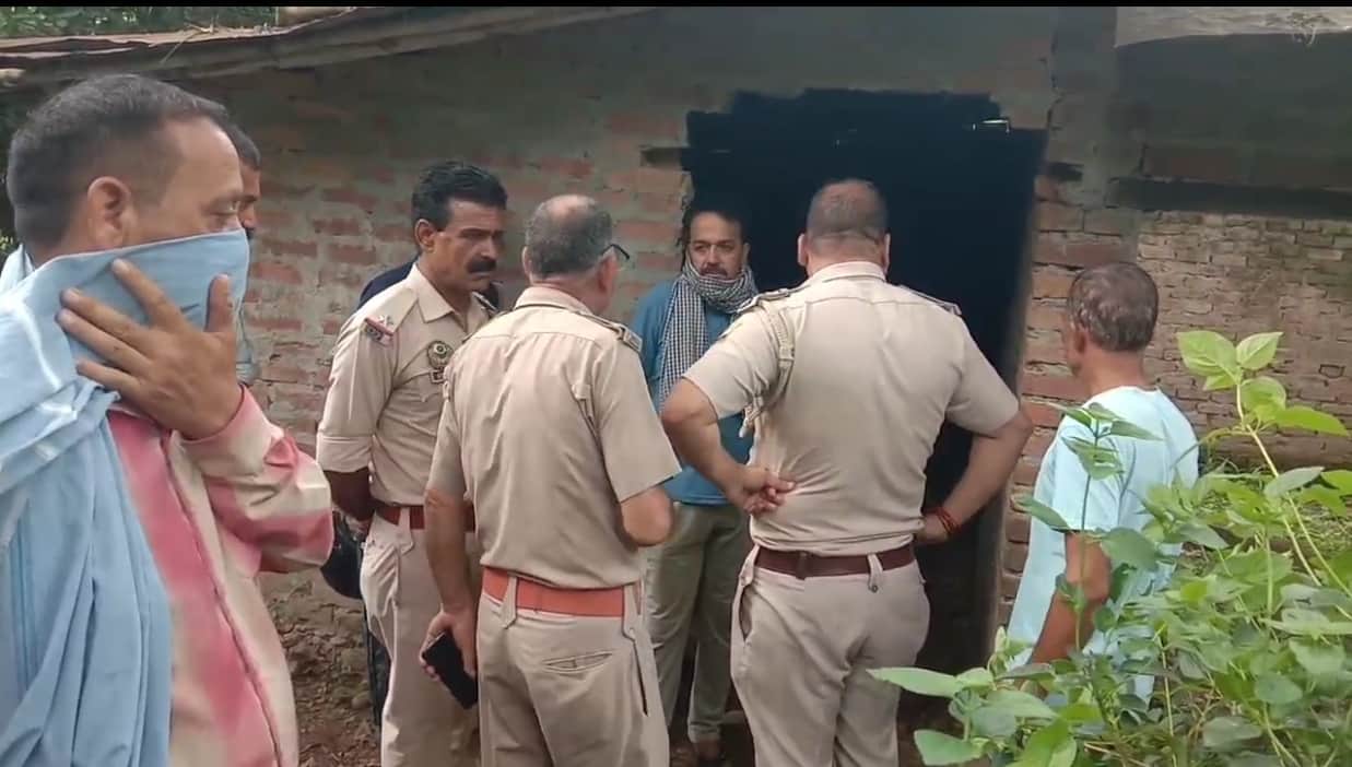 जवाली के देहरी में खंडहर में युवक के शव मिलने के बाद एकत्रित लोग और जांच करती पुलिस टीम। -स्रोत
