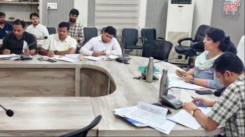 कलेक्ट्रेट में बाढ़ नियंत्रण की तैयारियों को लेकर बैठक करतीं डीएम। -स्रोत : सूचना विभाग