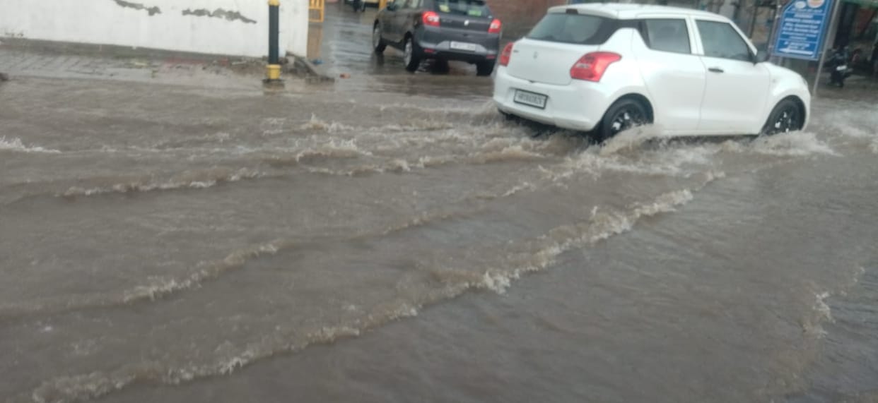 There was drizzling throughout the day, while in the evening, the rain turned light in some areas and heavy in others.
