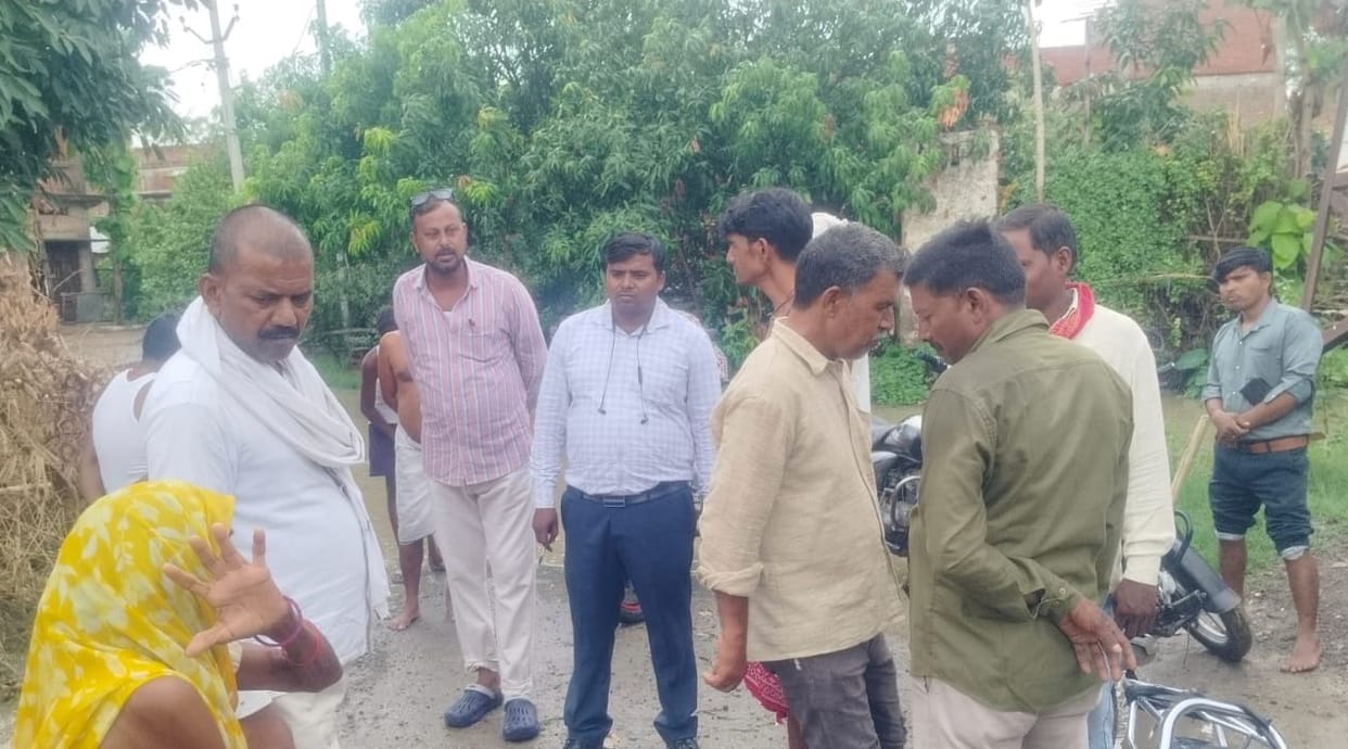 Villagers opposed the team that had gone to Belha village to carry out drainage work.
