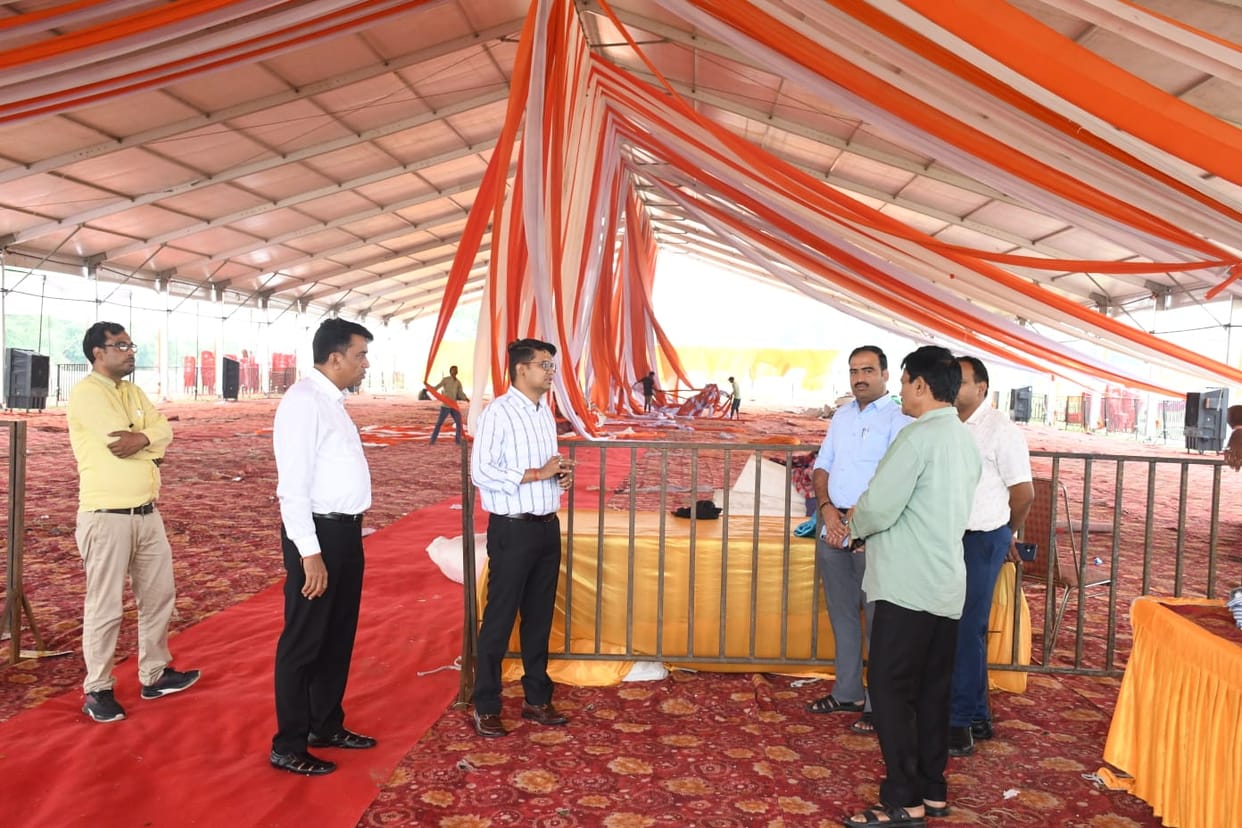 The wedding pavilion is ready; tomorrow, 500 couples will embark on a new journey in life.