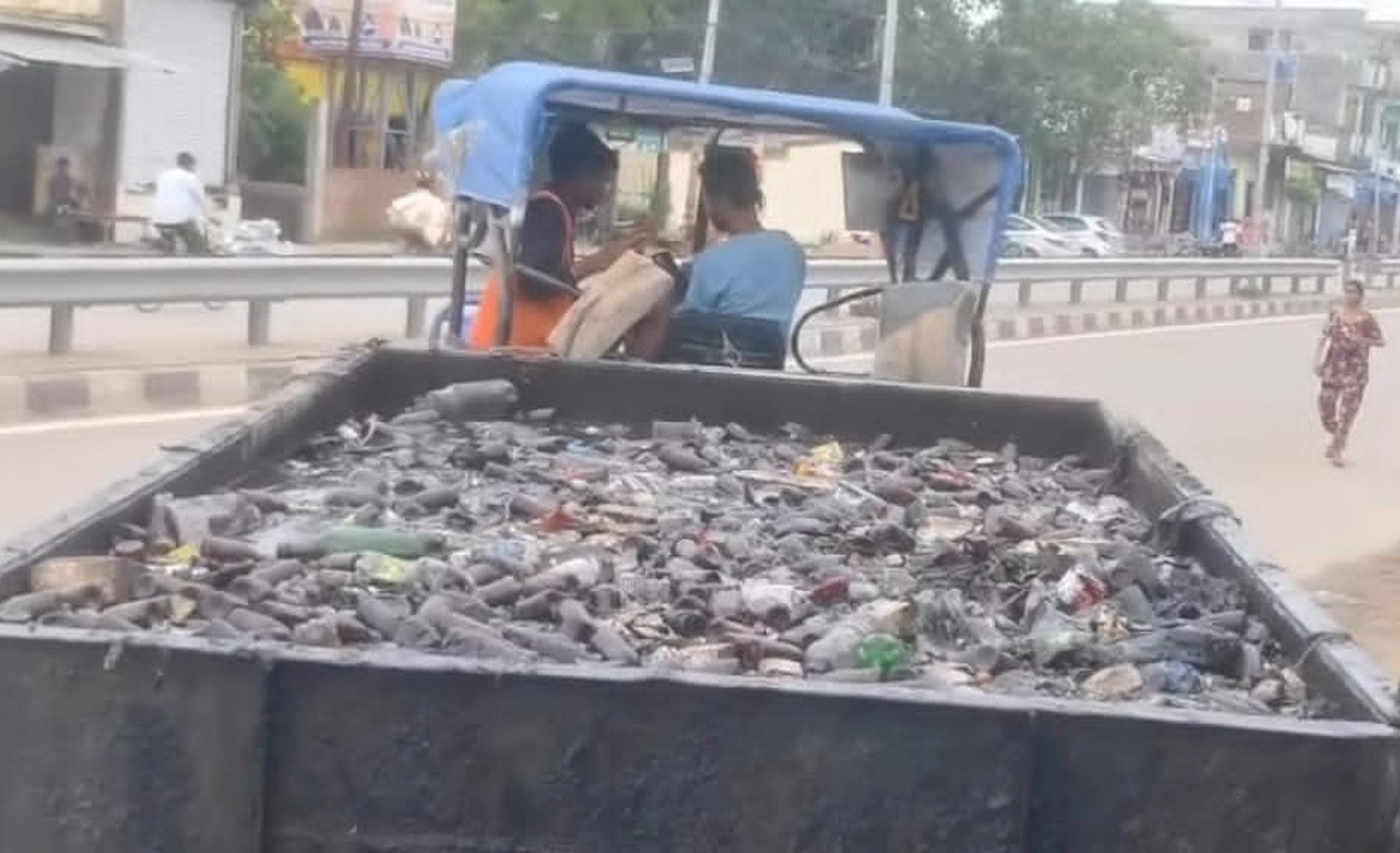 नाले की सफाई में मिलीं कोडिन सिरप की खाली शीशियां। 