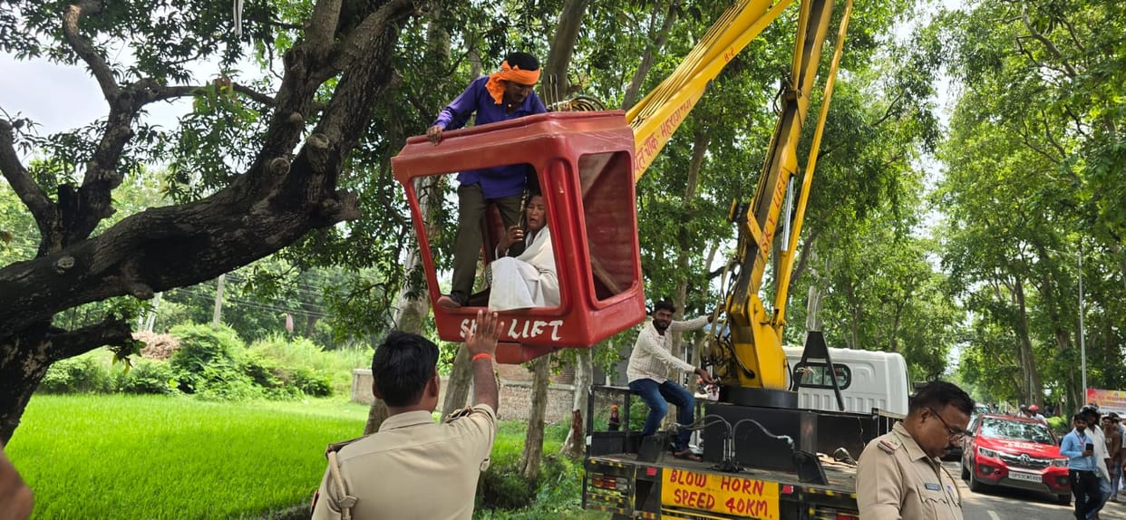 Nepali girl climbing tree trap, Afra-Tafri