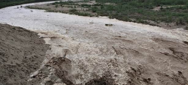 पहाड़ों में बारिश होने से सोम नदी के पानी में आया उफान। संवाद