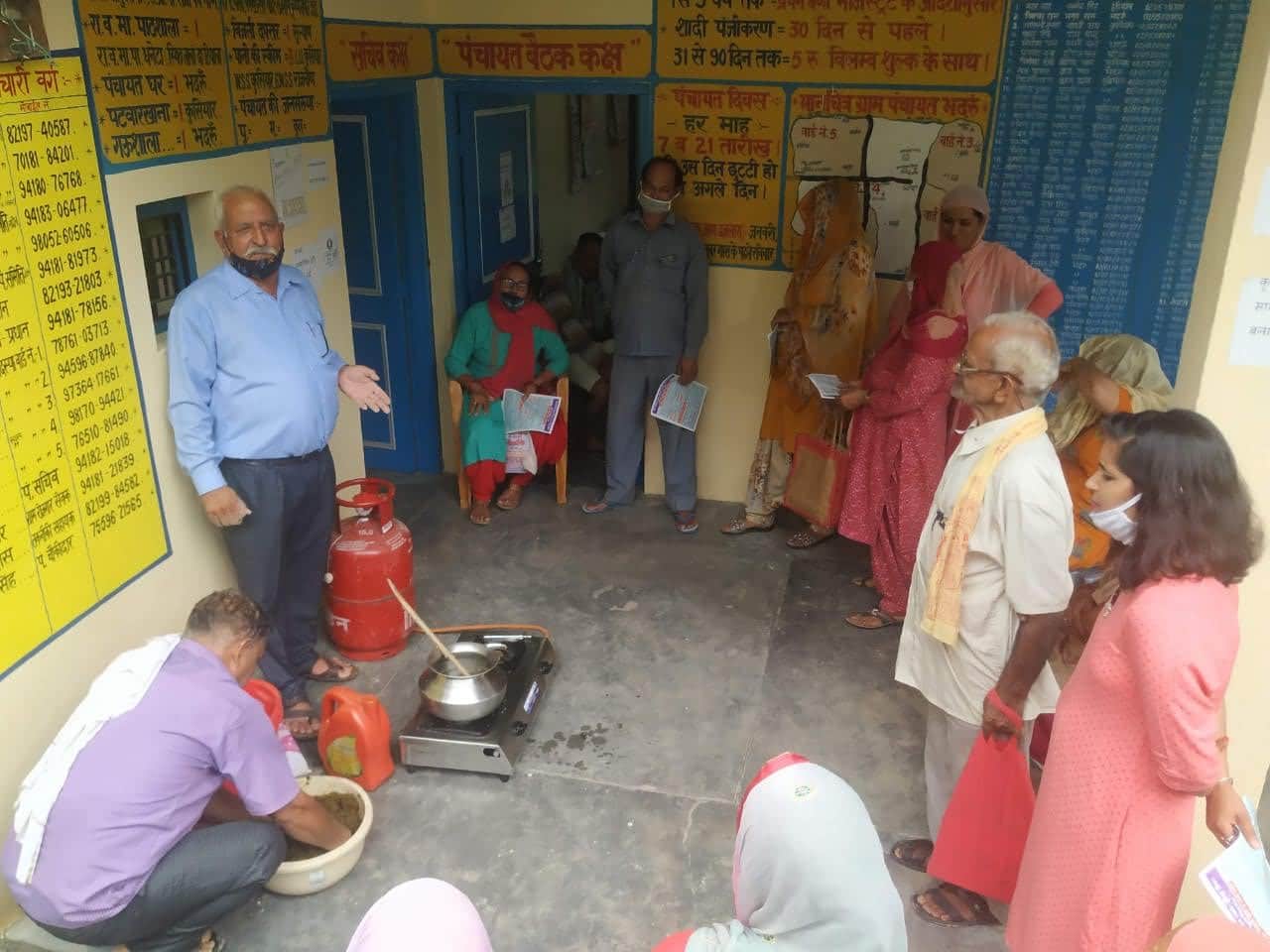 प्रगतिशील किसान फॉल आर्मी वर्म कीट की रोकथाम के लिए अग्निअस्त्र बनाने का प्रशिक्षण लेते हुए। 