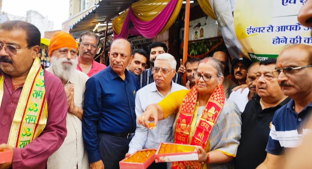 Traders performed a *havan* and *puja*, while the Valmiki community cut a cake.